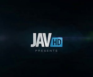 Mai serizawa in pienk jagluiperd onderklere fucked deur twee ouens
