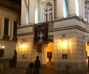 Nederlandse paar praag: flikker teater, naai daarna