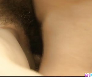 Petite sayaka tsuzi kry haar harige pussy speel