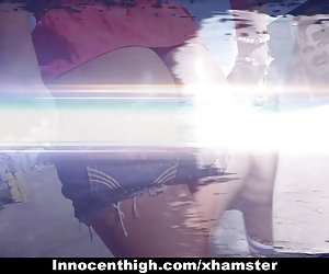 Cosplay - horny meisie elektra rose leer'n les